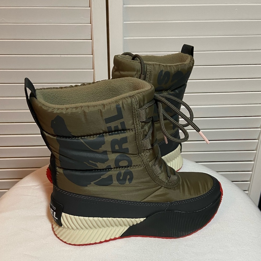 Sorel all weather waterproof boots. Insulated. Size 5